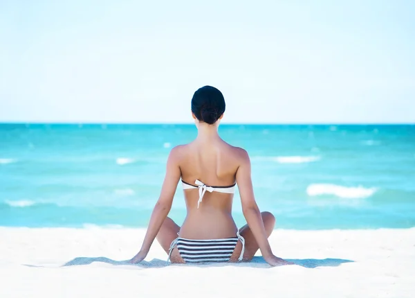 Женщина медитирует на летнем пляже — стоковое фото