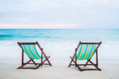 Tropik sahilde şezlong