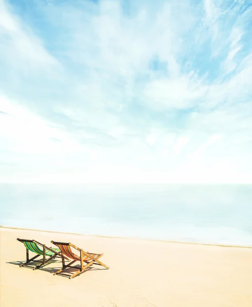 Cadeiras de lounge na praia tropical — Fotografia de Stock