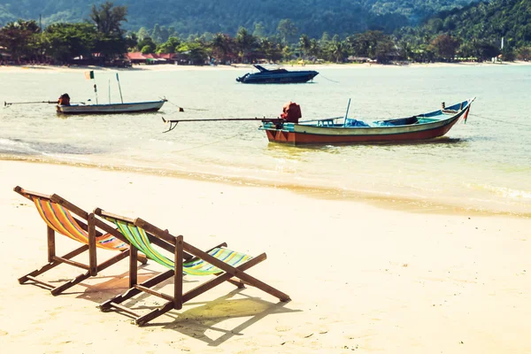 Sedie a sdraio sulla spiaggia tropicale — Foto Stock