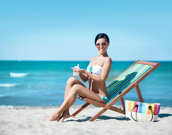 Mujer usando crema bronceadora — Foto de Stock