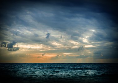 Gündoğumu sırasında deniz fırtınası