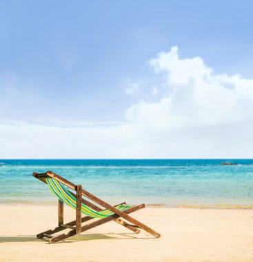 Tropik sahilde şezlong