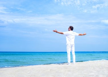 yaz plaj üzerinde genç adam