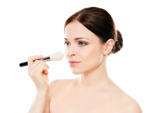 Mujer sosteniendo maquillaje cepillo — Foto de Stock