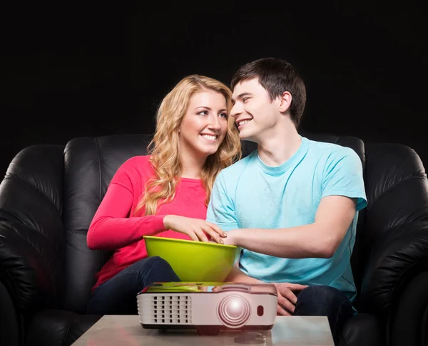 Famiglia guardando film su proiettore laser — Foto Stock