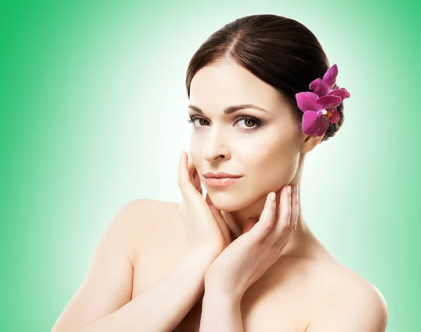 Woman with an orchid flower in her hair — Stock Photo, Image