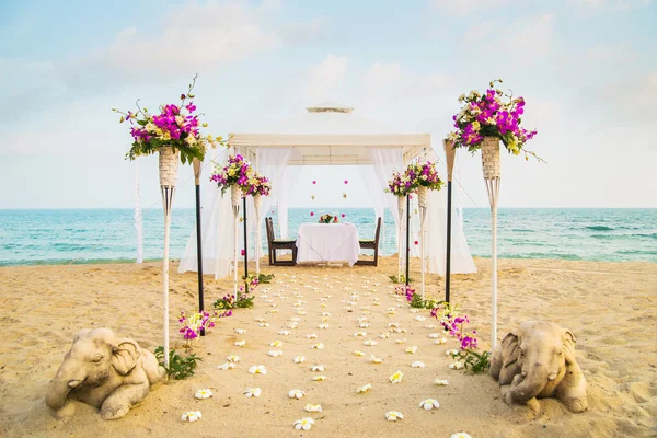 Place for romantic dinner on beach — Stock Photo, Image