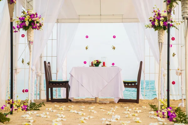 Lugar para jantar romântico na praia — Fotografia de Stock