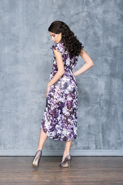Kvinnan modell poserar i vacker klänning — Stockfoto
