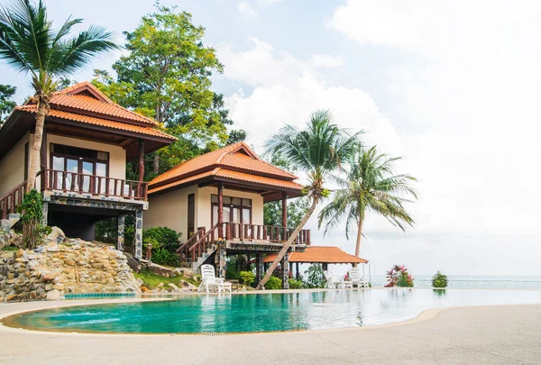 Tai bungalow with a swimming pool — Stock Photo, Image