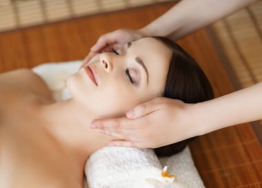 güzel ve sağlıklı kadın spa salonda