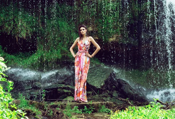 Femme posant devant la cascade — Photo