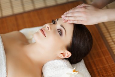 Masaj Terapisi spa salonda kadın