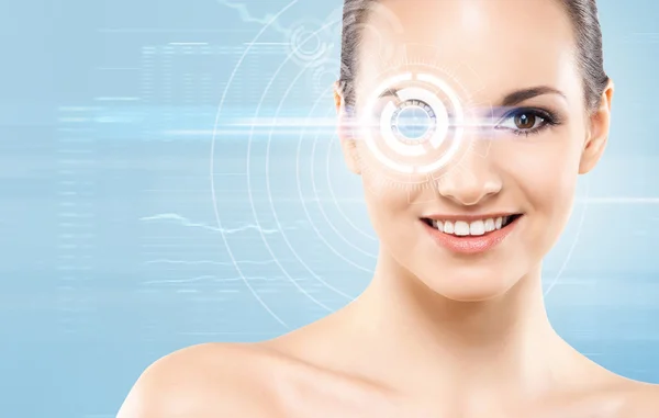 Kvinna med laser hologrammet på ögon — Stockfoto