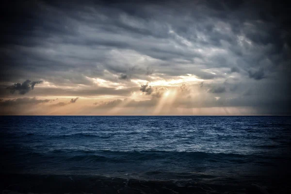 Глубокий и сильный шторм в море — стоковое фото