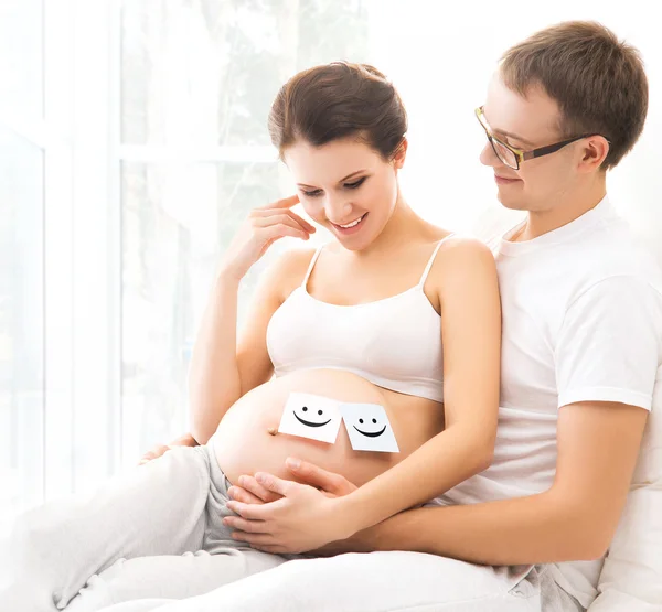 Madre incinta e padre felice — Foto Stock
