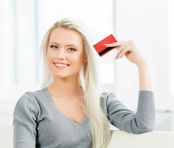 Happy woman with credit card. — Stock Photo, Image
