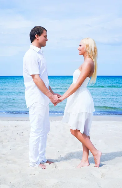 Casal amoroso de mãos dadas na praia — Fotografia de Stock