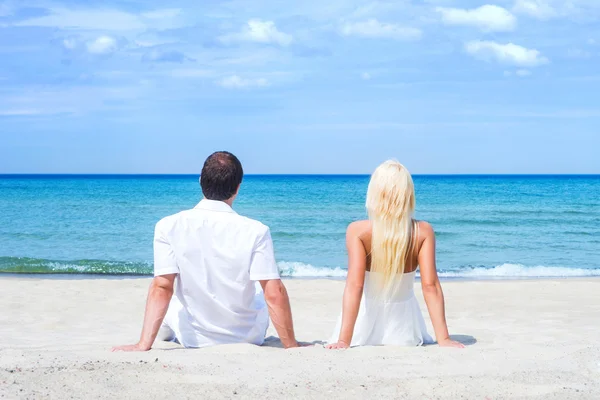 Pareja sentada en la playa de verano —  Fotos de Stock