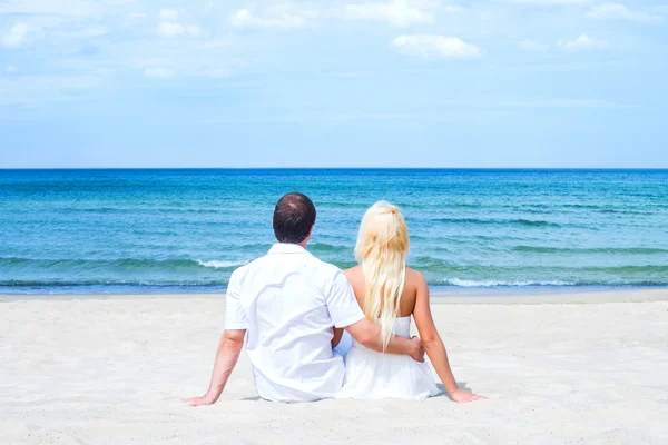 Liebespaar umarmt sich am Strand — Stockfoto