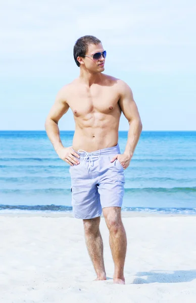 Homme avec corps athlétique sur la plage d'été — Photo