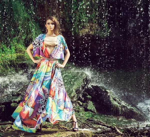 Mujer en hermoso vestido de moda — Foto de Stock