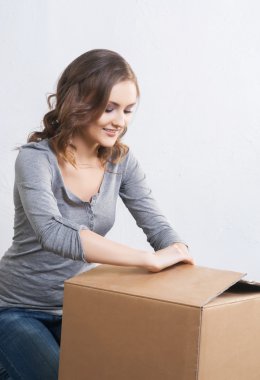büyük bir kutu ile güzel kadın