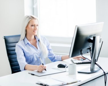 ofiste çalışan kendine güvenen kadın