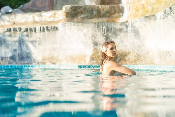 Femme relaxante dans la piscine en été — Photo
