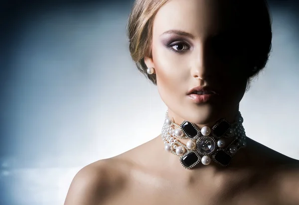 Beautiful and rich woman in jewels — Stock Photo, Image