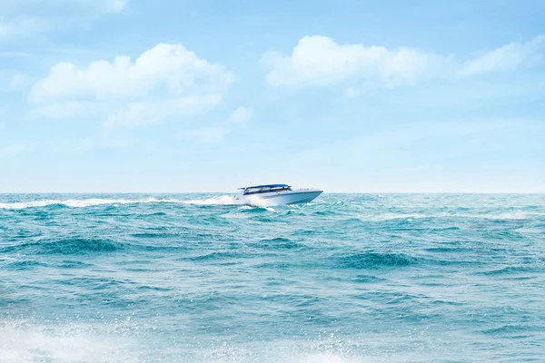 Motoscafo grande e di lusso in movimento in mare . — Foto Stock
