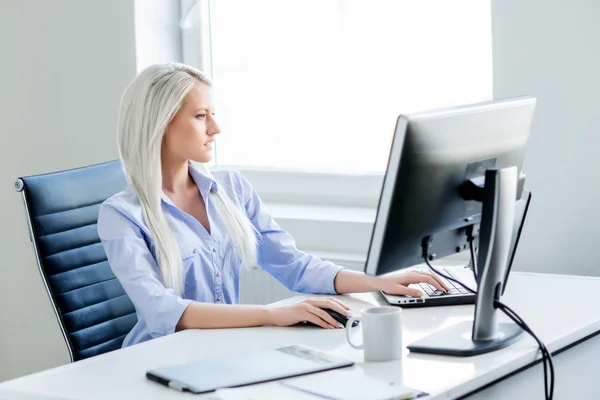 Selbstbewusste Frau im Amt — Stockfoto