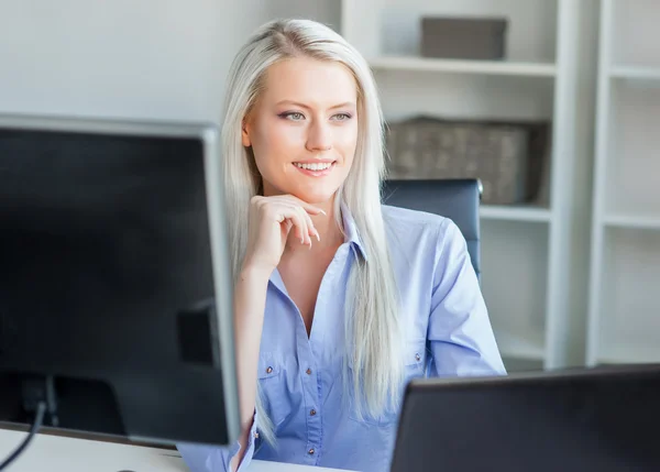 Donna sicura di sé che lavora in ufficio — Foto Stock