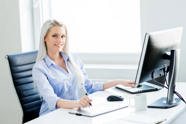 Femme confiante travaillant dans le bureau — Photo