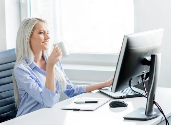 Femme confiante travaillant dans le bureau — Photo