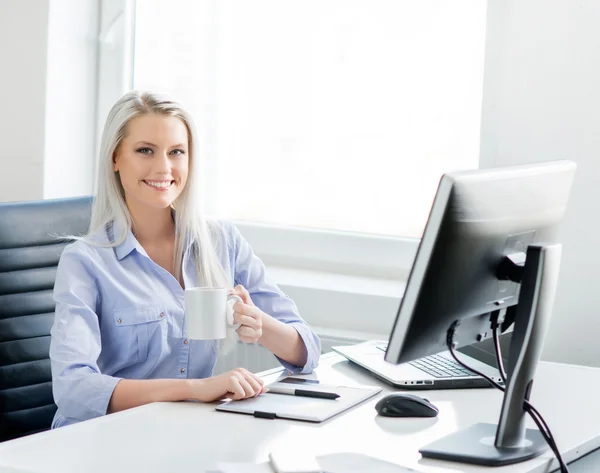 Femme confiante travaillant dans le bureau — Photo