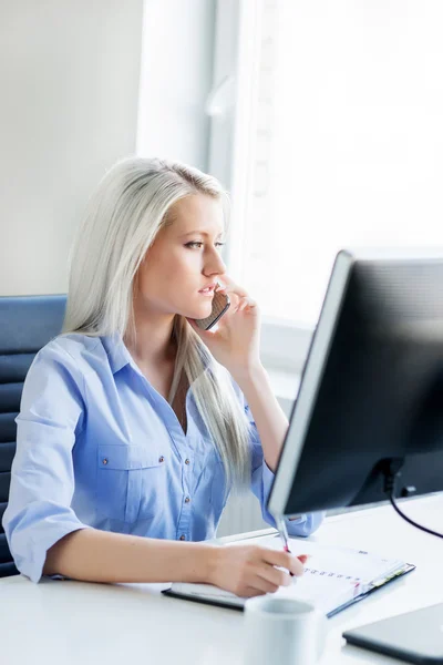 Självsäker kvinna som arbetar på kontor — Stockfoto