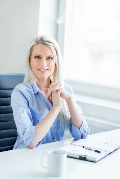 Mulher confiante trabalhando no escritório — Fotografia de Stock