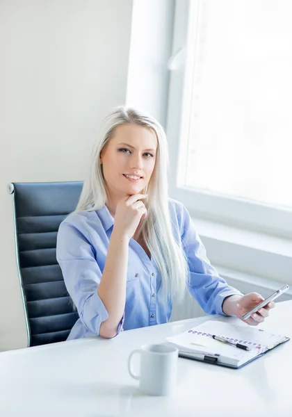 Självsäker kvinna som arbetar på kontor — Stockfoto