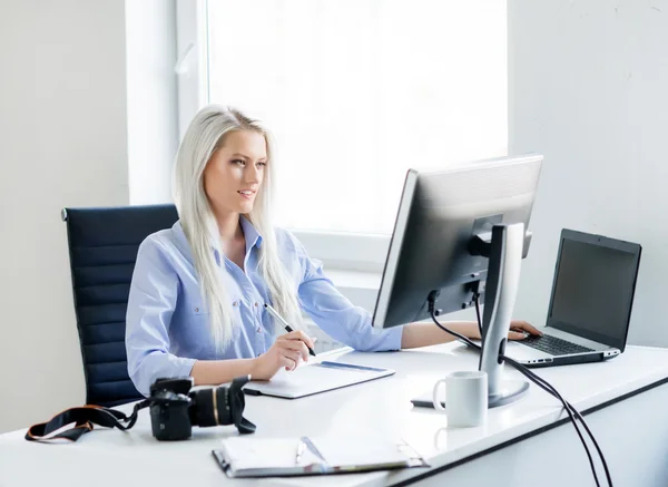 Donna sicura di sé che lavora in ufficio — Foto Stock