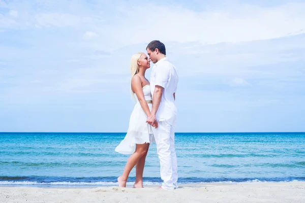 Casal amoroso na praia tropical de verão — Fotografia de Stock