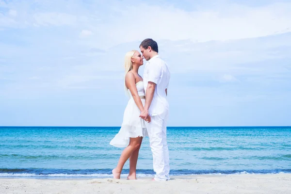 Coppia amorevole sulla spiaggia tropicale estiva — Foto Stock