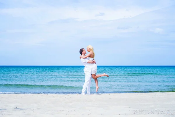 熱帯の夏のビーチで愛するカップル — ストック写真