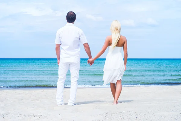 Milující pár na pláži tropické léto — Stock fotografie