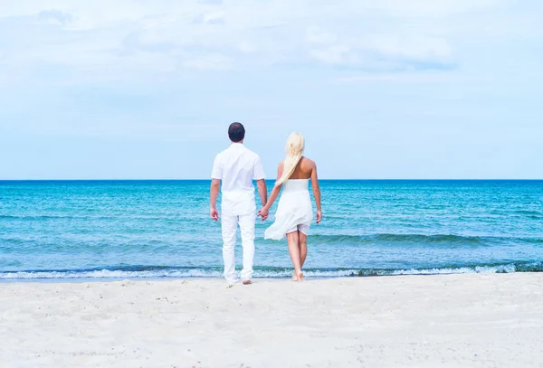 Casal amoroso na praia tropical de verão — Fotografia de Stock