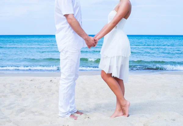 Pareja cariñosa en la playa tropical de verano —  Fotos de Stock