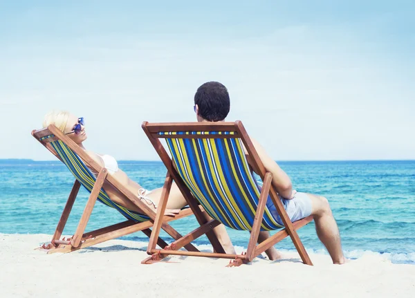 Uomo e donna sulla spiaggia estiva — Foto Stock