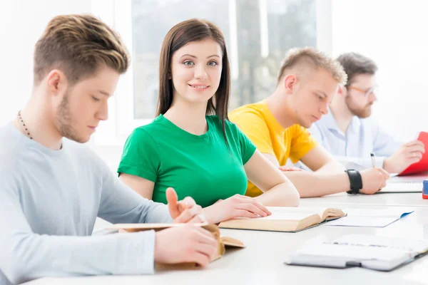 Estudiantes adolescentes estudiando en la lección —  Fotos de Stock