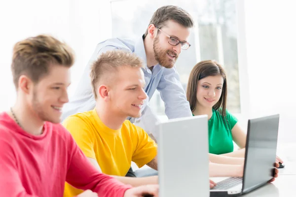 Estudiantes adolescentes estudiando en la lección — Foto de Stock